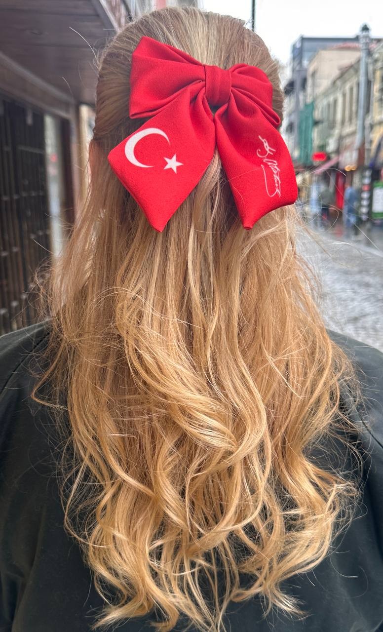 Gümüş Renk Kırmızı Saten Kumaş Ay Yıldız ve Kemal Atatürk İmzalı Klips Toka Genişlik 12 cm. Uzunluk 16 cm.