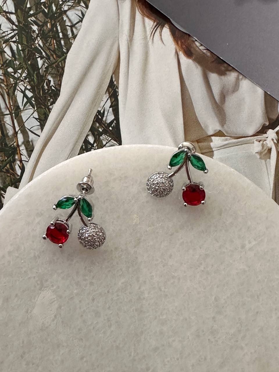 Gümüş Renk Rodyum Kaplama Zirkon Renkli Taşlı Kiraz Figürlü Küpe En Boy 1,5 cm.