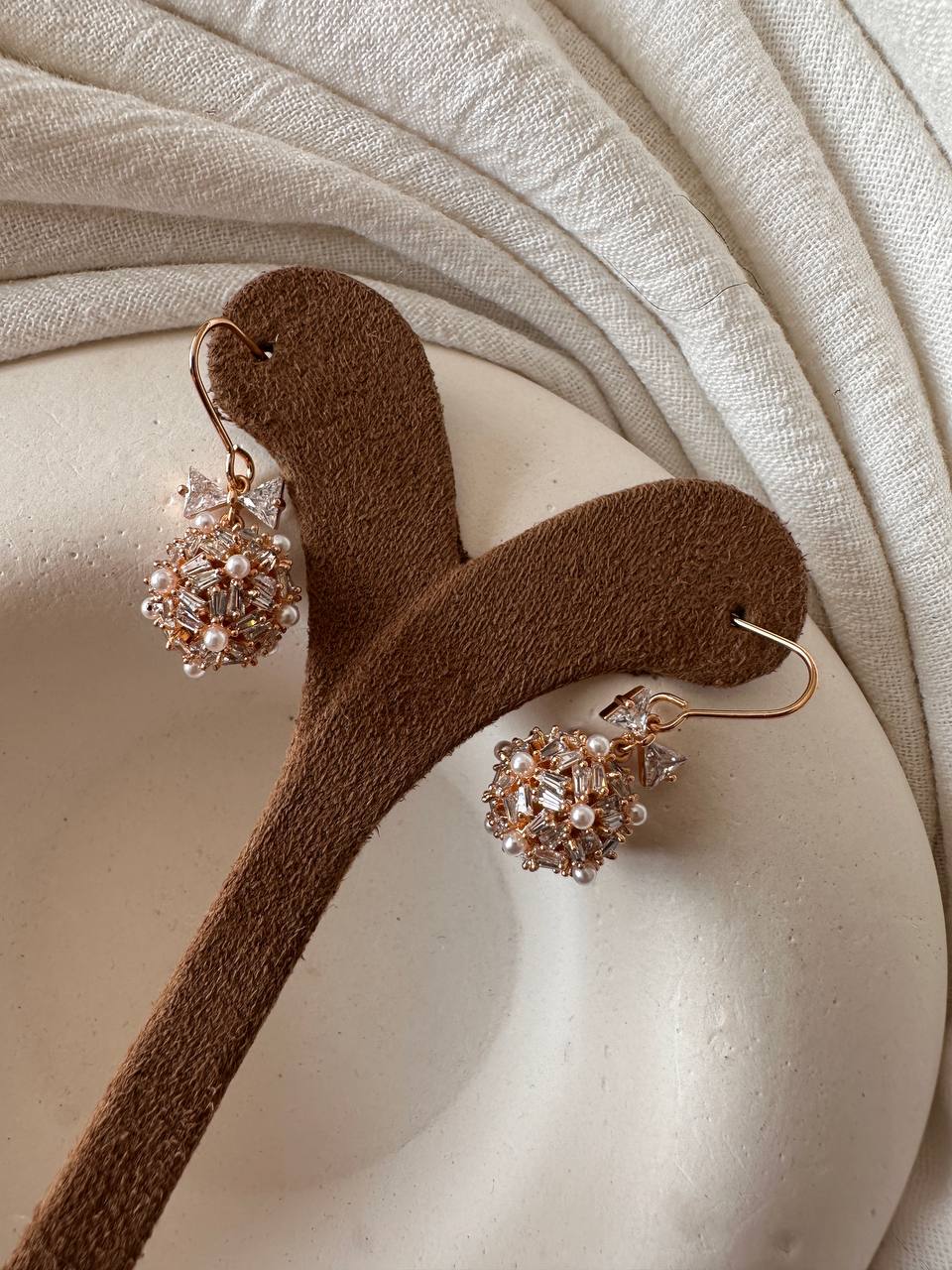 Vip Çelik Gold Renk Zirkon Baget Taşlı İnci Detaylı Özel Tasarım Antialerjik Küpe Uzunluk 3 cm.