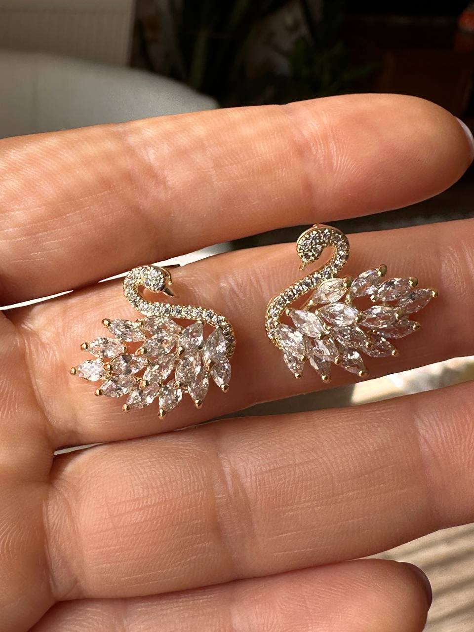 Vip Seri Gold Renk 925 K Gümüş Kaplama Zirkon Taşlı Kuğu Figürlü Küpe Genişlik 2 cm.