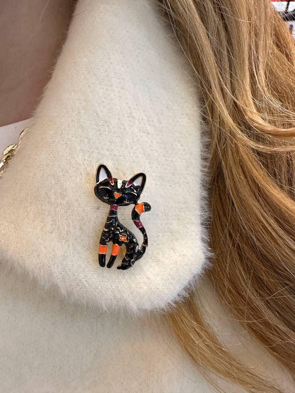 Metal Gold Renk Siyah ve Renkli Mineli Kedi Figürlü Broş / Yaka İğnesi En Boy 4 cm.