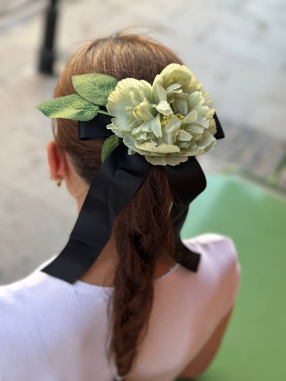 Yeşil Çiçek Figürlü Siyah Kurdele Sallantılı Klips Toka Genişlik 19 cm. Uzunluk 35 cm.