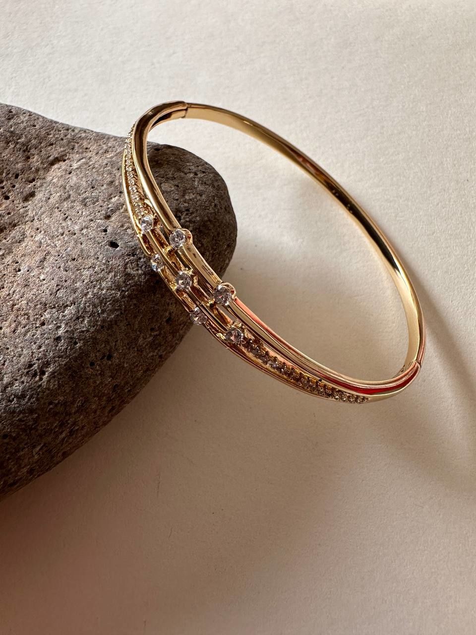 Vip Çelik 14 K Gold Renk Zirkon Taş Antialerjik Kelepçe Bileklik Genişlik 6 cm.