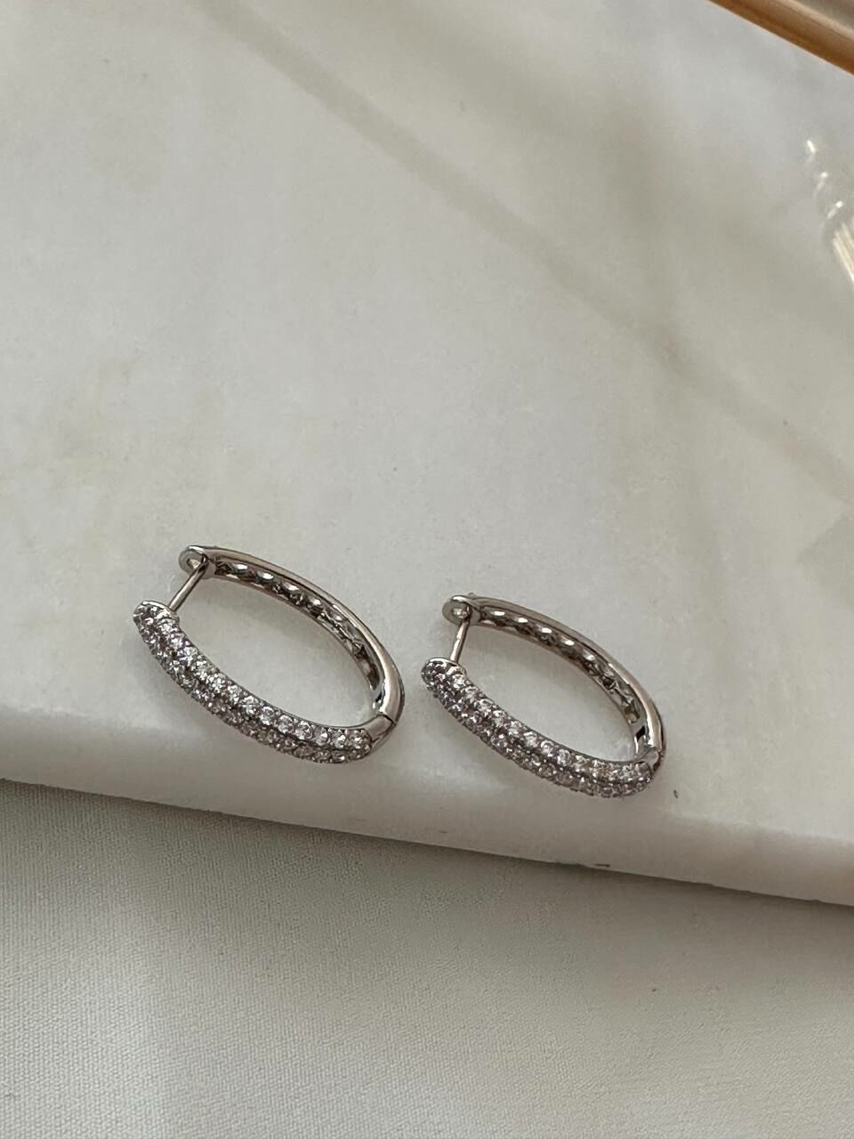 Vip Çelik Platin Renk Zirkon Taş Antialerjik Oval Halka Küpe Genişlik 1,5 cm. Uzunluk 2 cm.