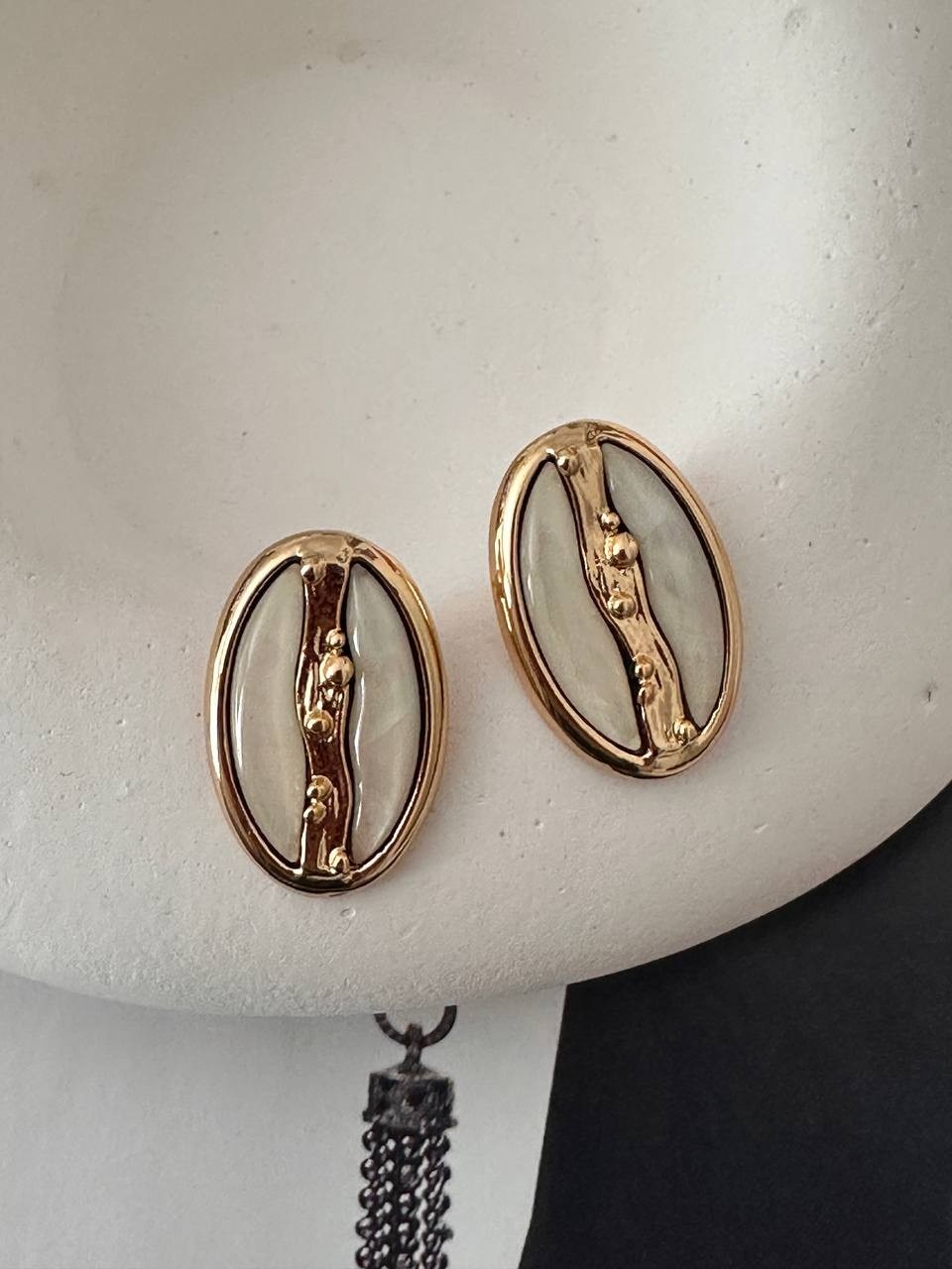 Gold Renk 925 K Gümüş Kaplama Krem Rengi Taşlı Oval Küpe Genişlik 1,5 cm. Uzunluk 3 cm.