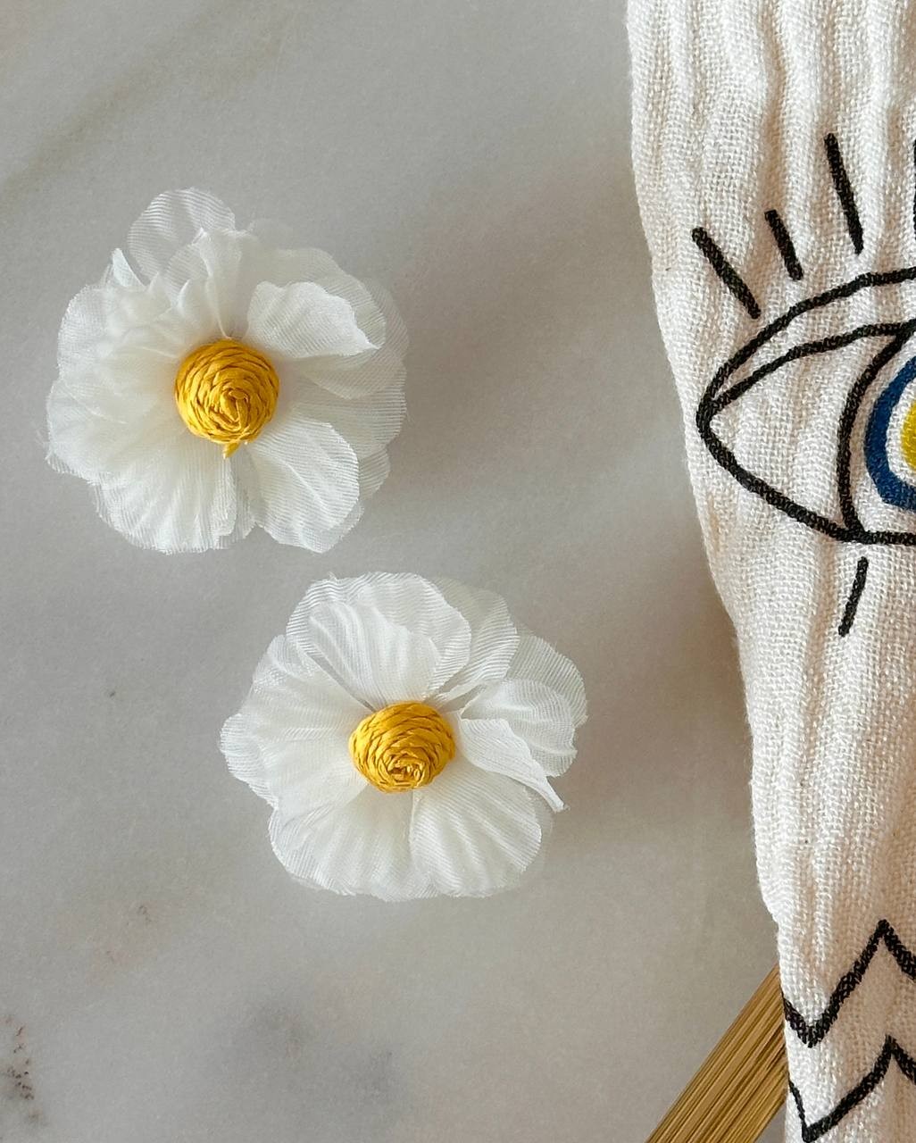 Gümüş Renk Rodyum Kaplama Beyaz Tüllü Papatya Küpe En Boy 5 cm.