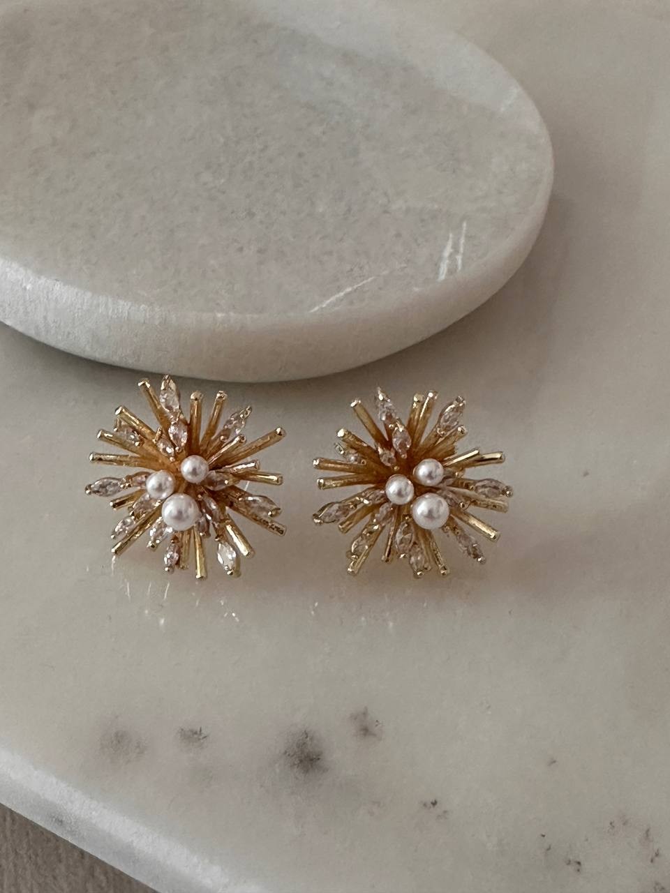 Gold Renk 925 K Gümüş Kaplama Zirkon Taş ve İnci Detaylı Tasarım Küpe En Boy 2 cm.