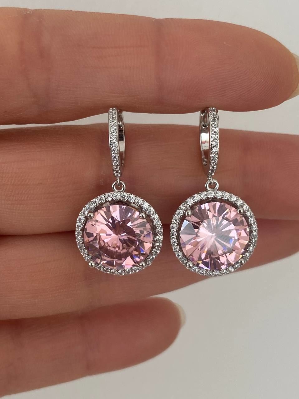 Vip Çelik Platin Renk Pembe Zirkon Taş Sallantılı Antialerjik Halka Küpe Genişlik 1,5 cm. Uzunluk 2,5 cm.