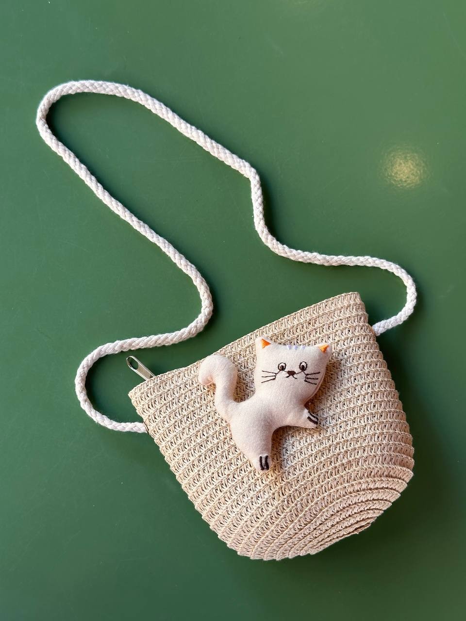 Koyu Krem Rengi Kedi Figürlü Hasır Çocuk Çanta En Boy 14 cm.