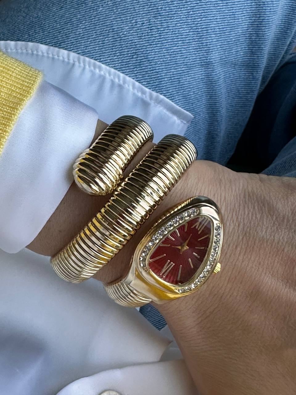 Gold Renk Kristal Taşlı Kırmızı Kadranlı Yılan Tasarım Spiral Kadın Kol Saati