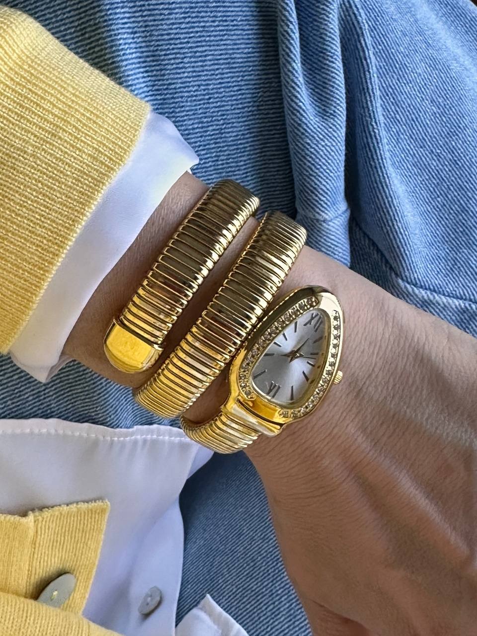 Gold Renk Kristal Taşlı Beyaz Kadranlı Yılan Tasarım Spiral Kadın Kol Saati