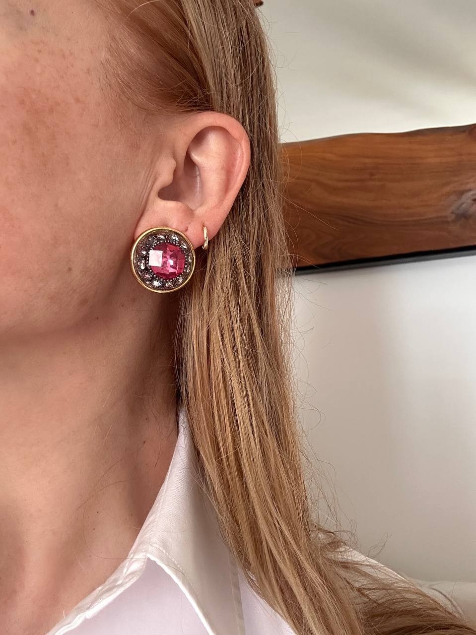 Gold Renk 925 K Gümüş Kaplama Zirkon ve Pembe Kristal Taşlı Tasarım Küpe En Boy 2,5 cm.