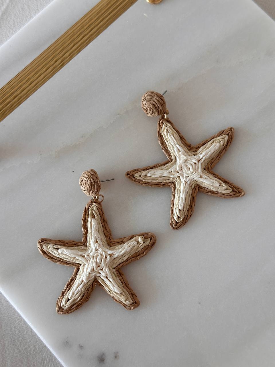 Gold Renk Rodyum Kaplama Açık Kahve ve Krem Renkli Hasır Deniz Yıldızı Sallantılı Küpe Genişlik 6 cm. Uzunluk 7 cm.