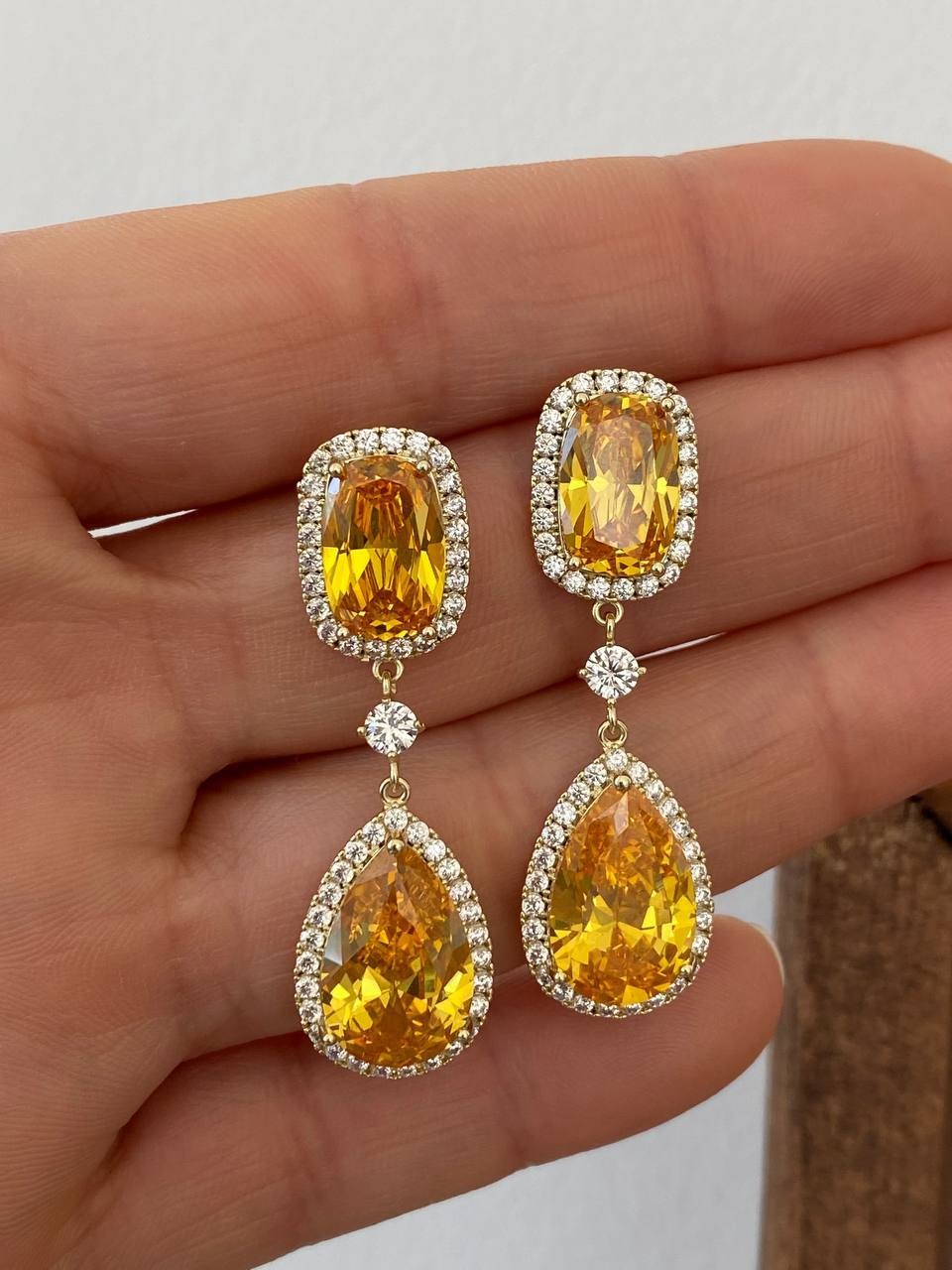 Vip Çelik Gold Renk Sarı Zirkon Damla Taş Sallantılı Antialerjik Özel Seri Küpe Uzunluk 4 cm.Taş 1cm