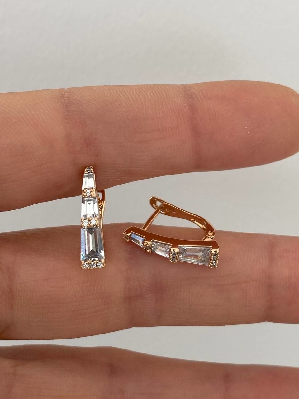 Vip Çelik Gold Renk Zirkon Baget Taş Antialerjik Oval Halka Küpe Genişlik 1 cm. Uzunluk 1,5 cm.