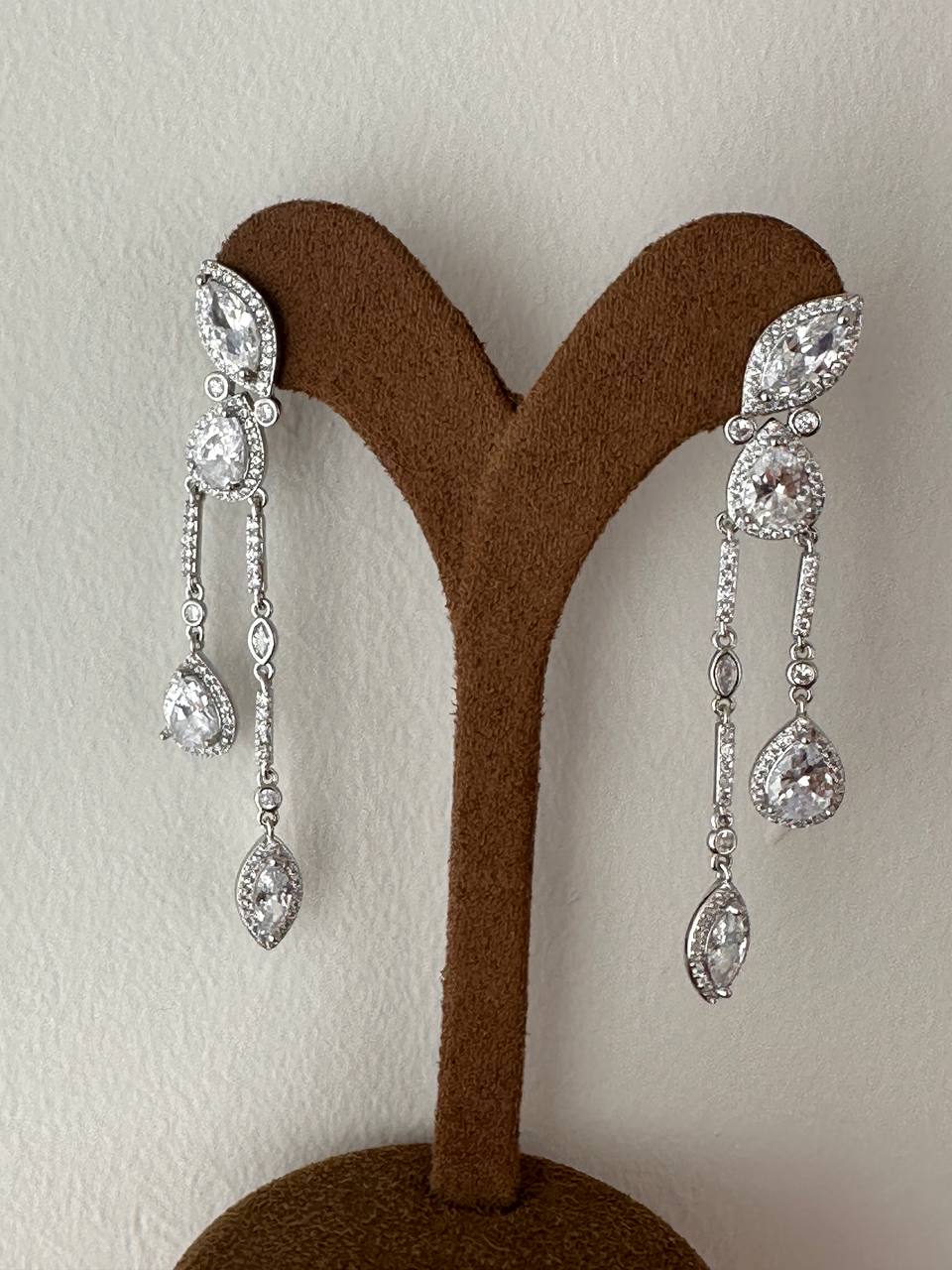 Vip Seri Gümüş Renk 925 K Gümüş Kaplama Zirkon Taşlı Özel Tasarım Küpe Uzunluk 6,5 cm.