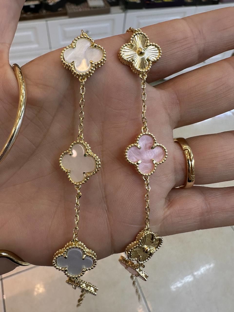 Gold Renk Yonca Figürlü Bileklik Uzunluk Min. 17,5 cm. Max. 22 cm.