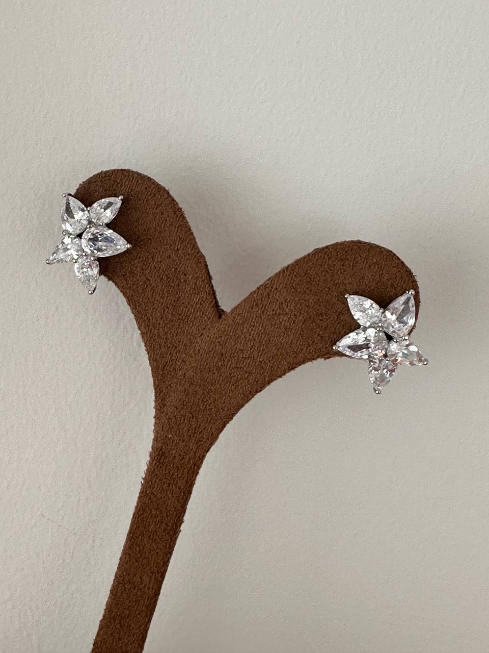 Vip Seri Gümüş Renk 925 K Gümüş Kaplama Zirkon Taşlı Çiçek Figürlü Küpe Genişlik 1,5 cm.