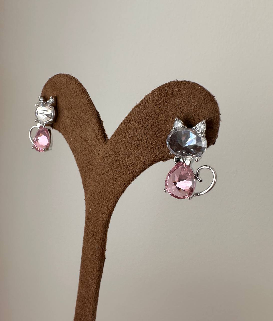 Vip Seri Gümüş Renk 925 K Gümüş Kaplama Zirkon Pembe ve Beyaz Taşlı Kedi Figürlü Küpe Uzunluk 2 cm.