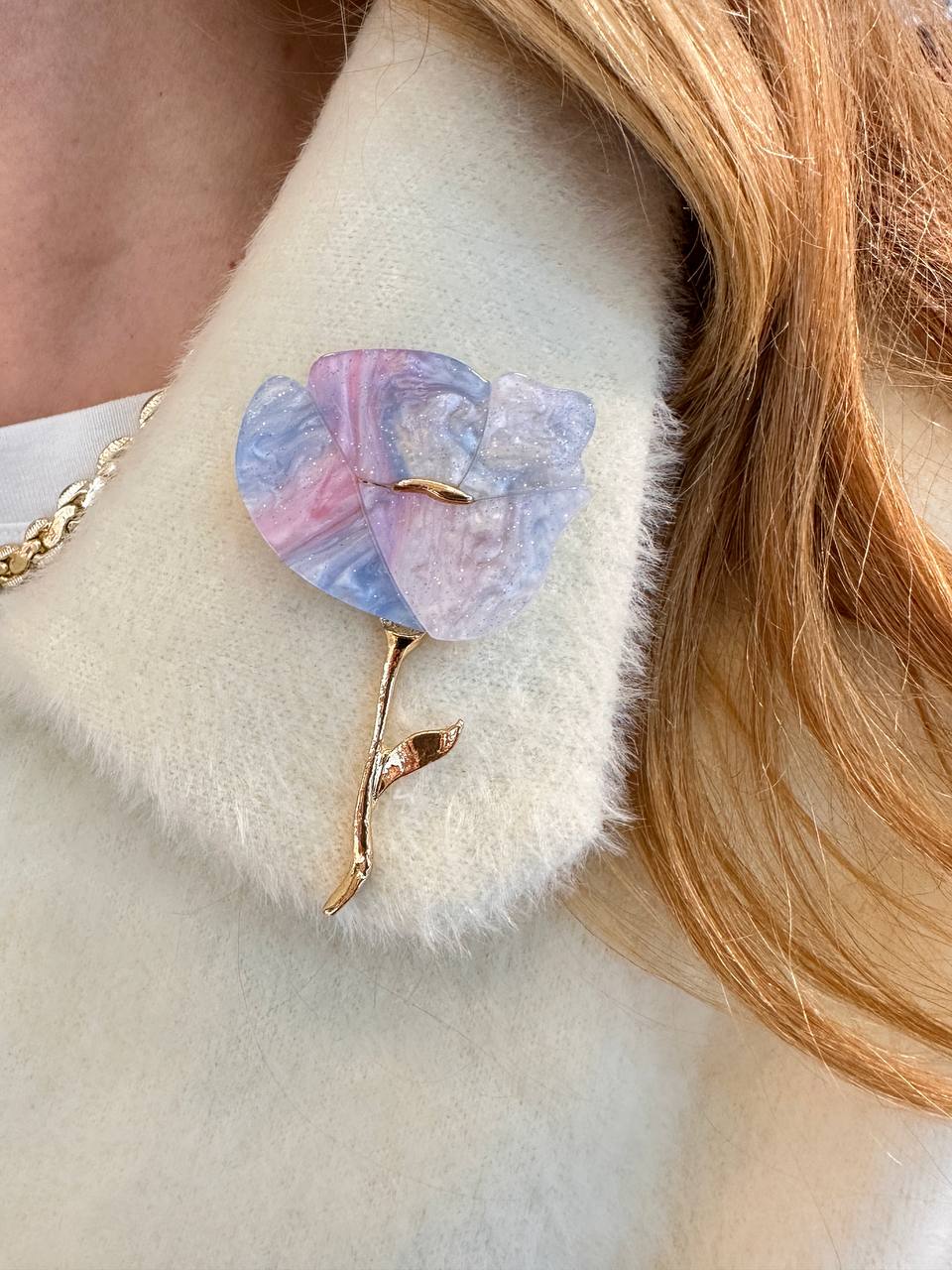 Metal Gold Renk Renkli Çiçek Figürlü Broş / Yaka İğnesi Uzunluk 7 cm. Genişlik 4,5 cm.