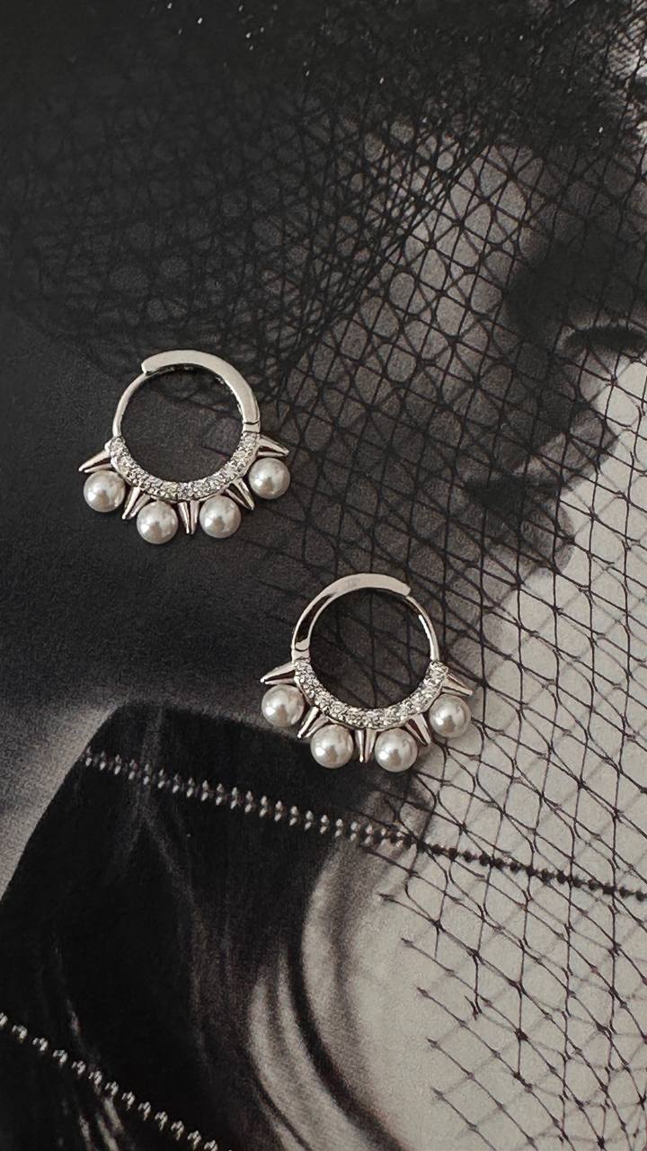 Vip Çelik Gümüş Renk Zirkon Taşlı ve İnci Detaylı Halka Küpe Genişlik 1,7 cm.