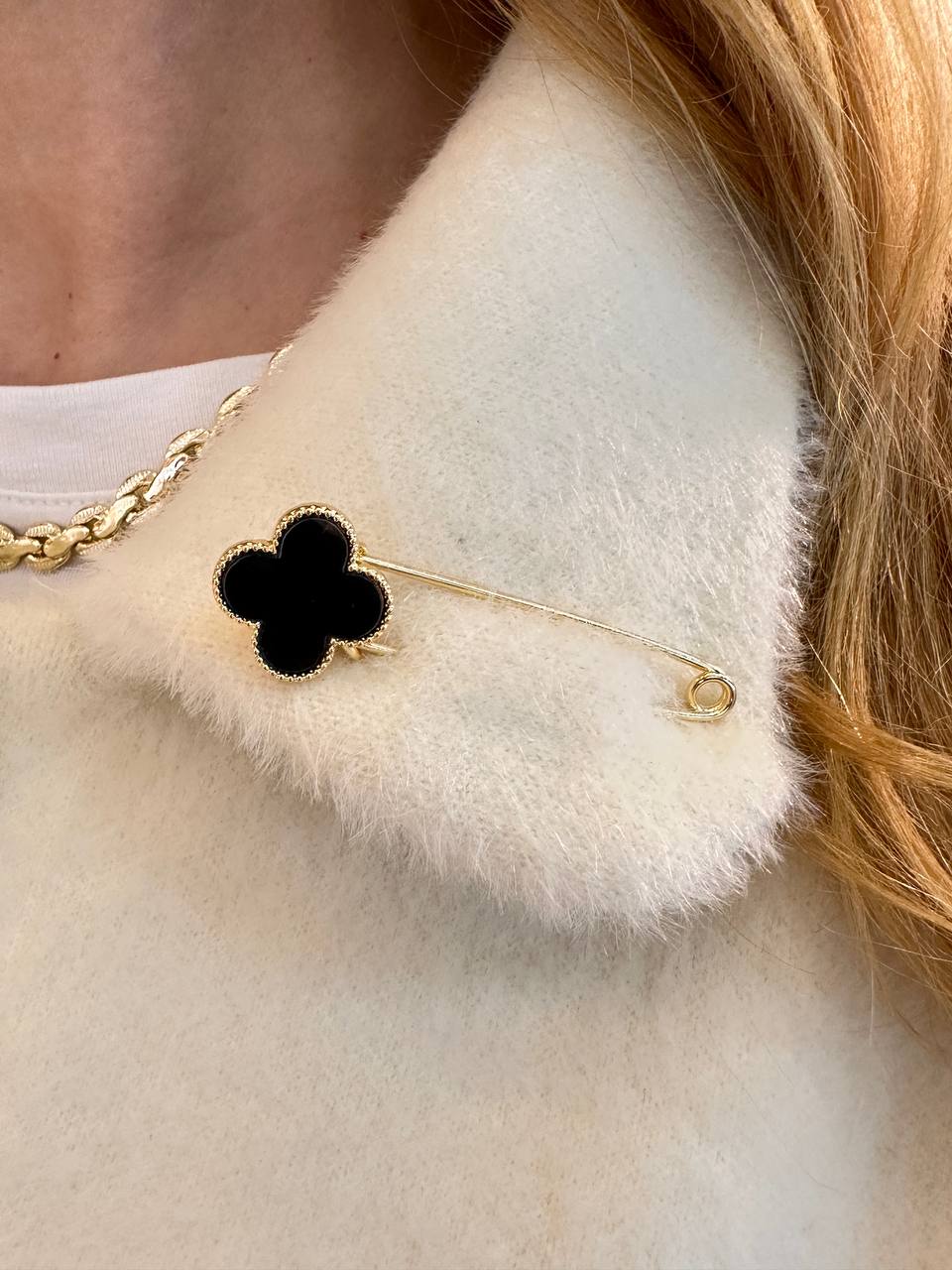 Metal Gold Renk Siyah Yonca Figürlü Broş / Yaka İğnesi Genişlik 6,5 cm.