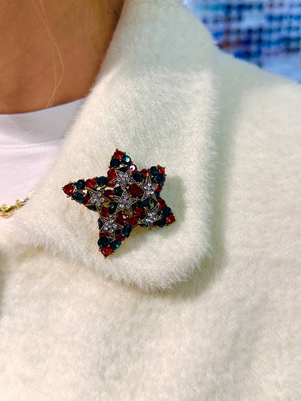 Metal Gold Renk Kristal Renkli Taşlı Yıldız Figürlü Broş / Yaka İğnesi En Boy 5 cm.