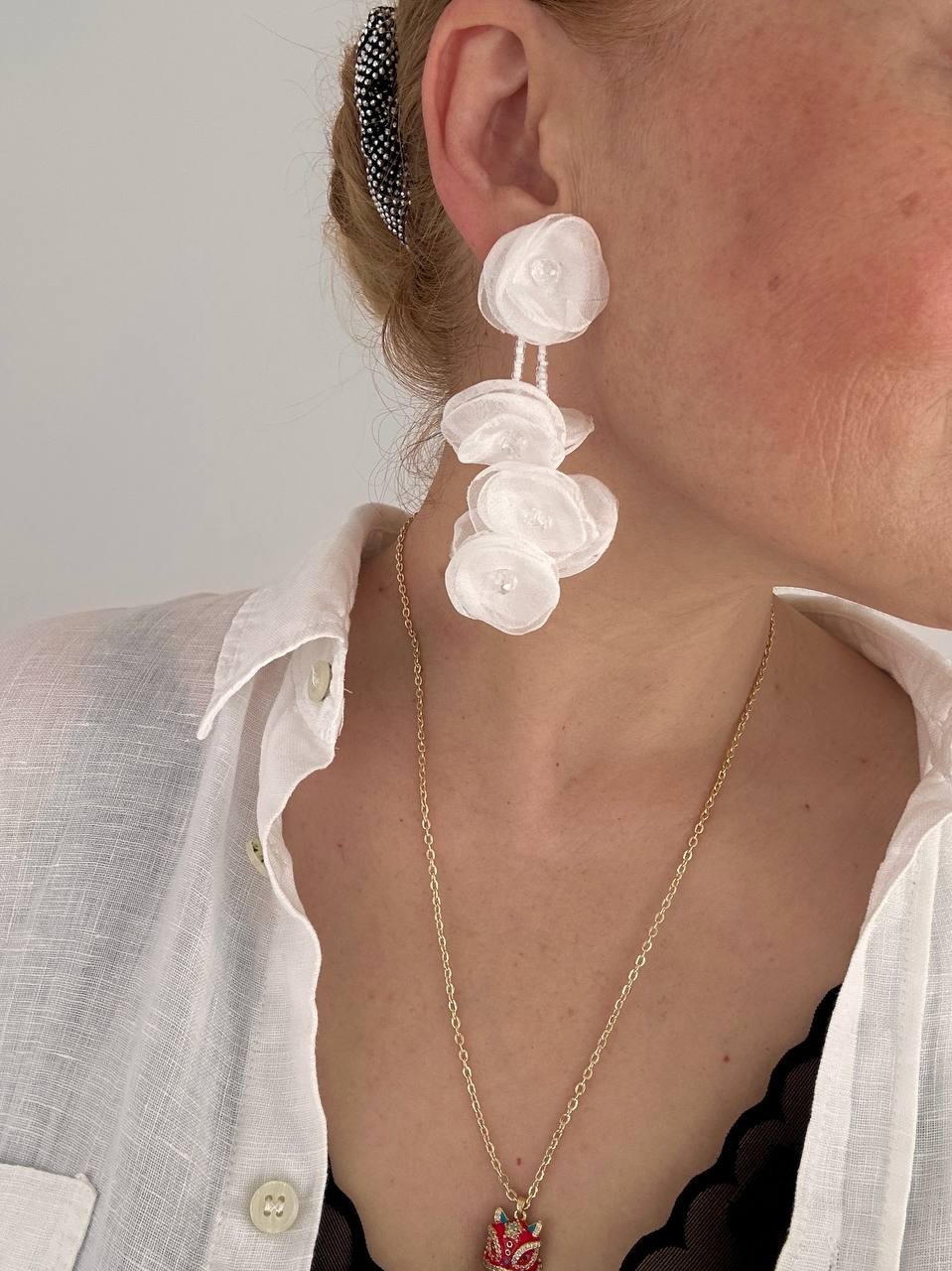 Beyaz Kristal Taşlı Beyaz Tül Çiçek Figürlü Sallantılı Küpe Uzunluk 10 cm.