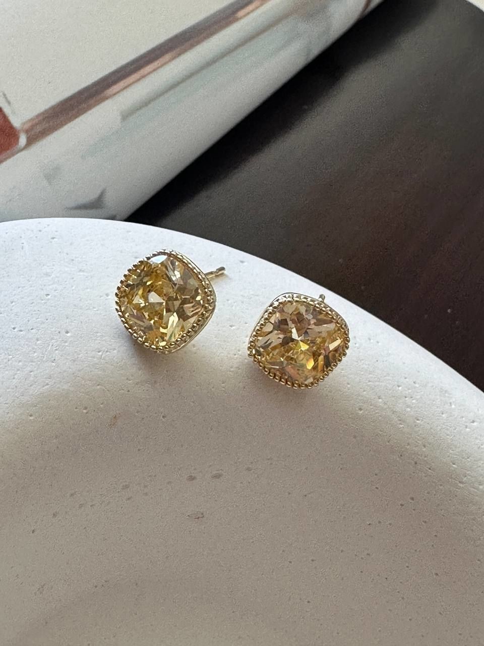 Vip Çelik Gold Renk Sarı Zirkon Baget Taşlı Antialerjik Küpe Taş Genişlik 8 mm.