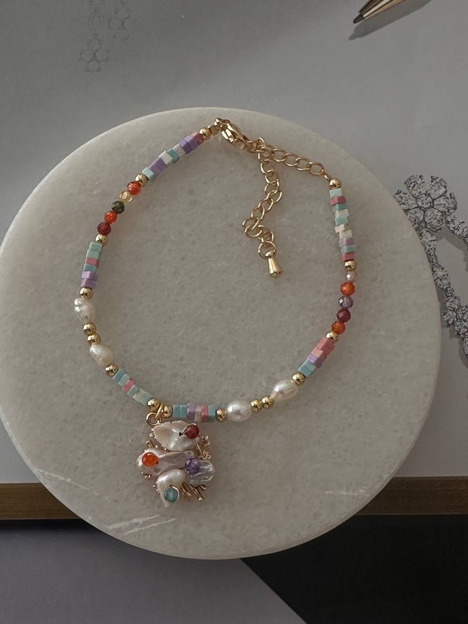 Vip Çelik Gold Renk Orijinal Doğal İnci ve Kristal Renkli Taşlı Bileklik Uzunluk Min. 17 cm. Max. 22 cm.