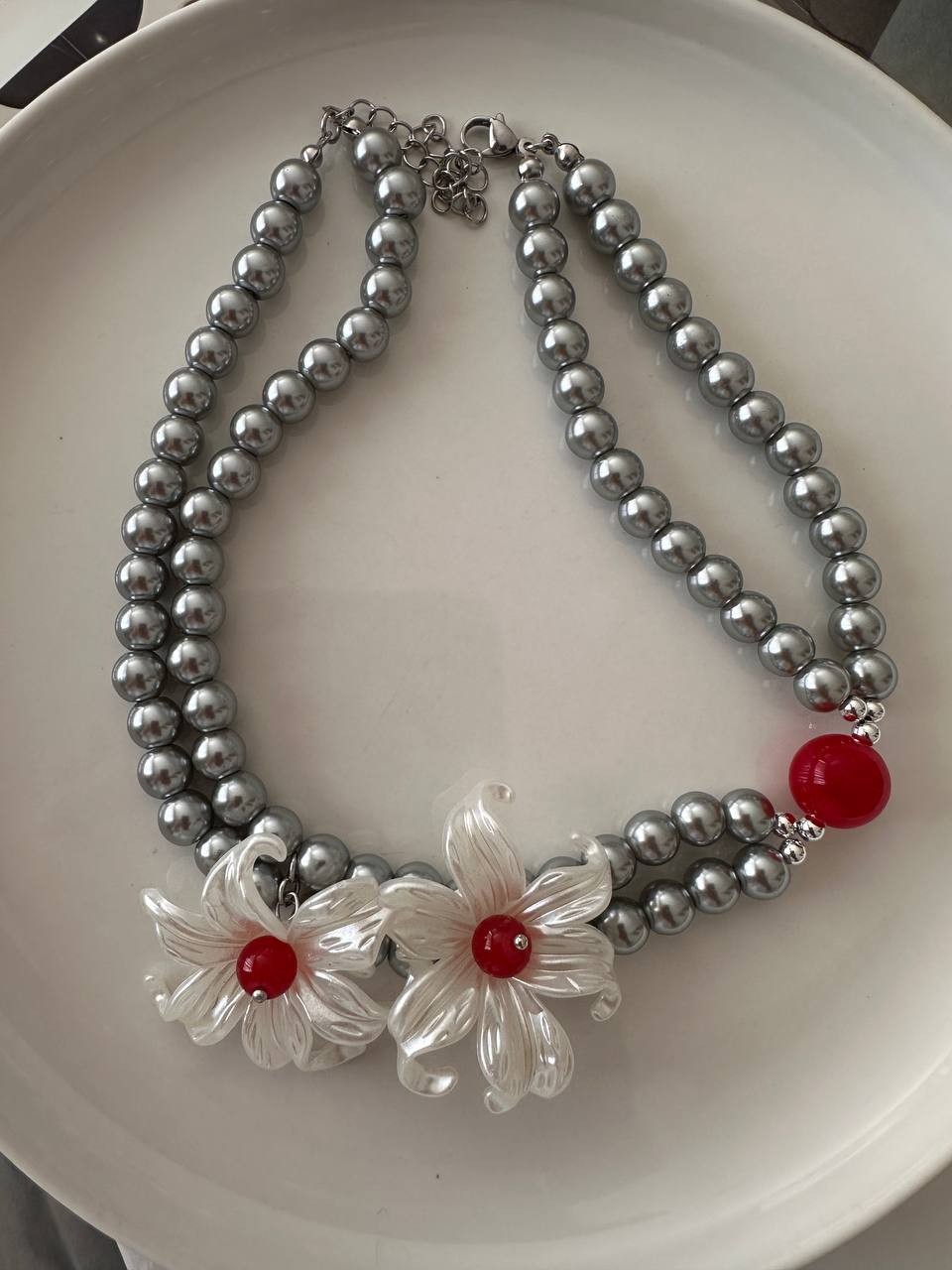 Gümüş Renk Rodyum Kaplama Kırmızı Beyaz Akrilik Çiçek Figürlü Choker Kolye Uzunluk 34 cm. 41 cm.