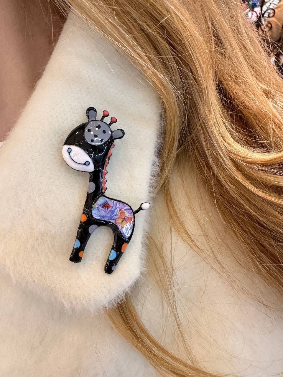 Metal Gümüş Renk Siyah ve Renkli Mineli Zürafa Figürlü Broş / Yaka İğnesi Genişlik 4 cm. Boy 7 cm.