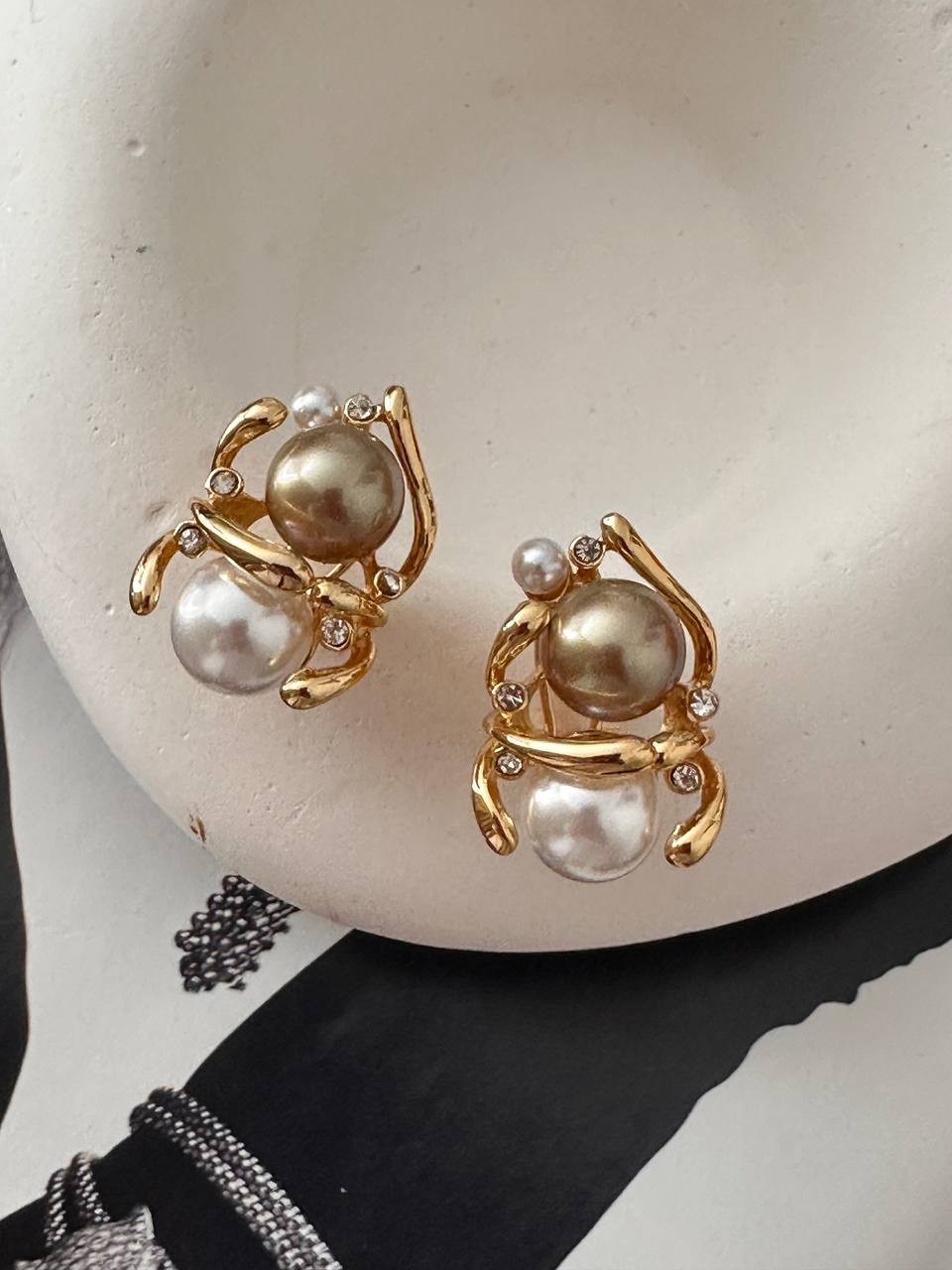 Gold Renk Zirkon Taşlı İnci Detaylı Rodyum Kaplama Özel Tasarım Küpe Genişlik 2 cm. Uzunluk 3 cm.