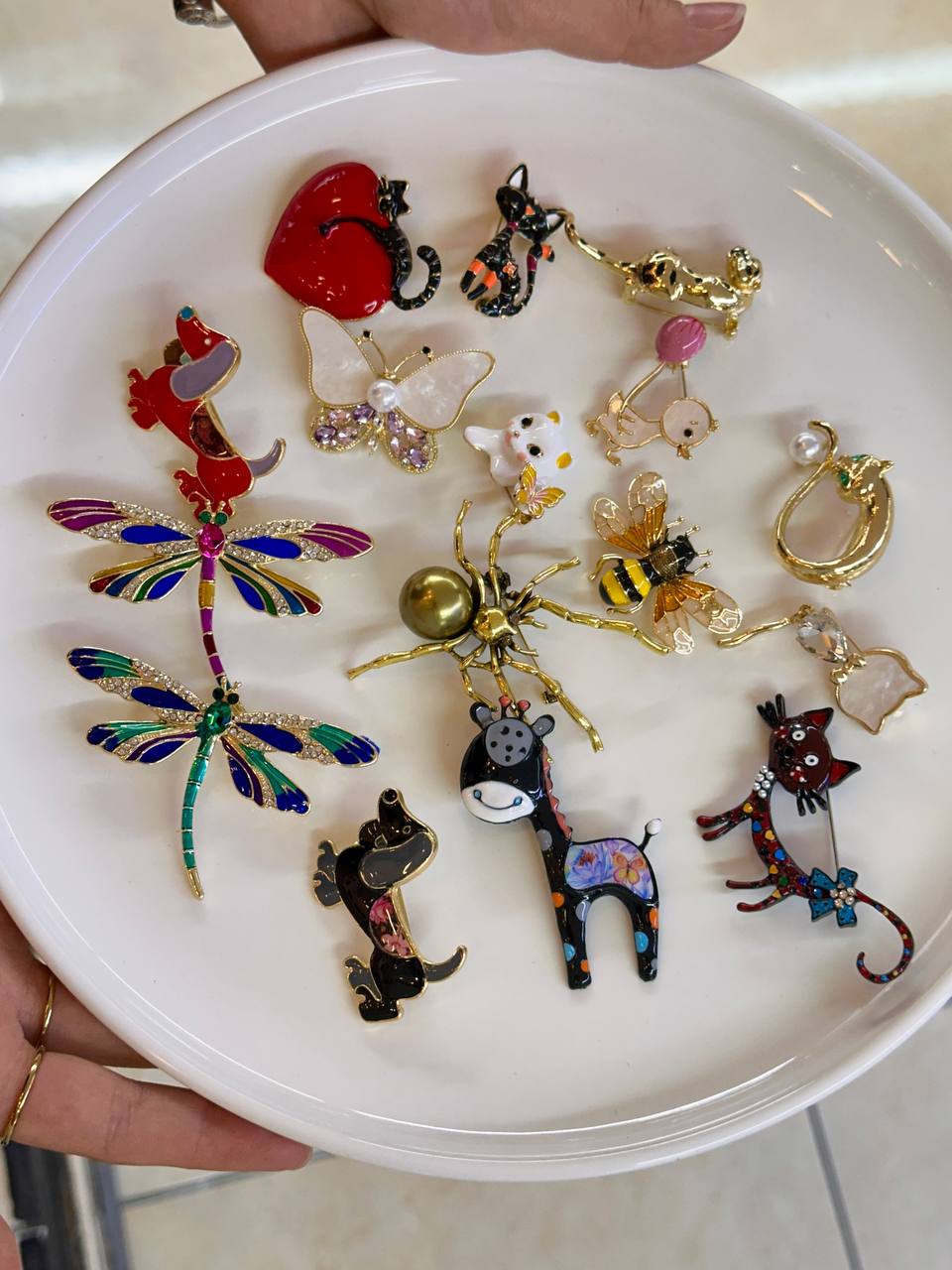 Metal Gold Renk Kırmızı Kalp Üstünde Siyah Kedi Figürlü Broş / Yaka İğnesi En Boy 4 cm.