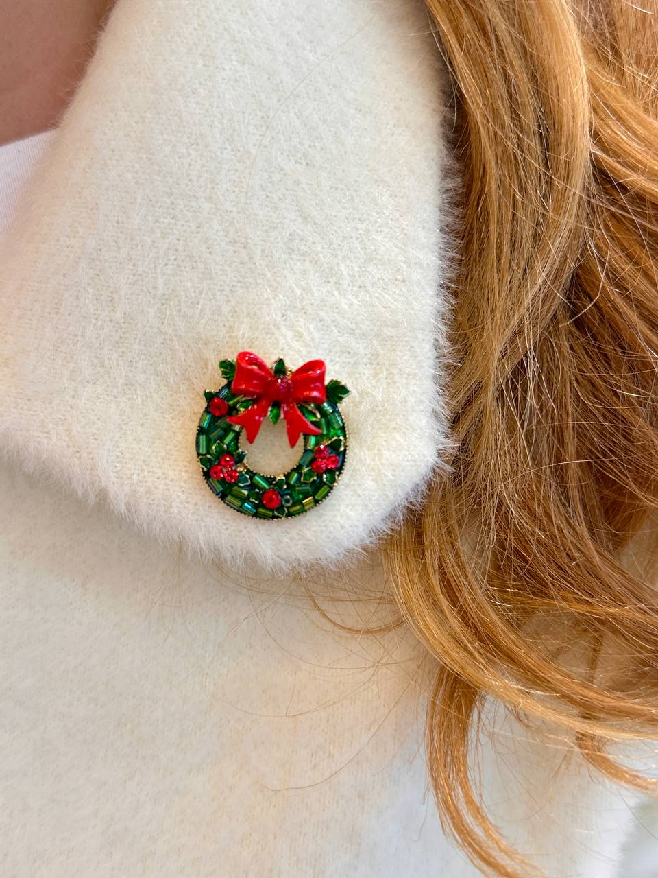 Metal Gold Renk Kristal Renkli Taşlı Yılbaşı Temalı Broş / Yaka İğnesi Genişlik 2,5 cm.