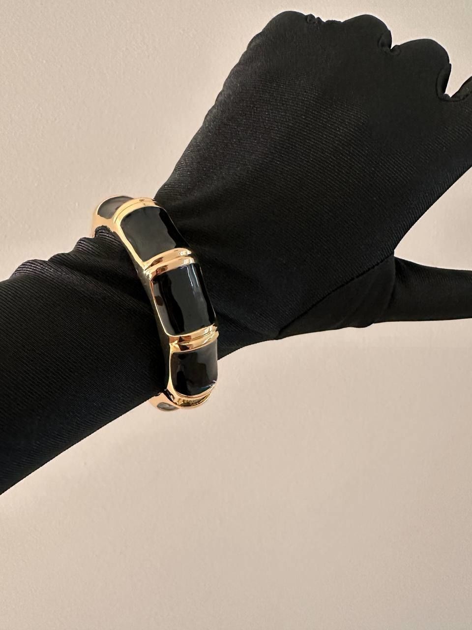 Gold Renk Rodyum Kaplama Siyah Mineli Kalın Kelepçe Bileklik Genişlik 6,5 cm. Kalınlık 1,5 cm.
