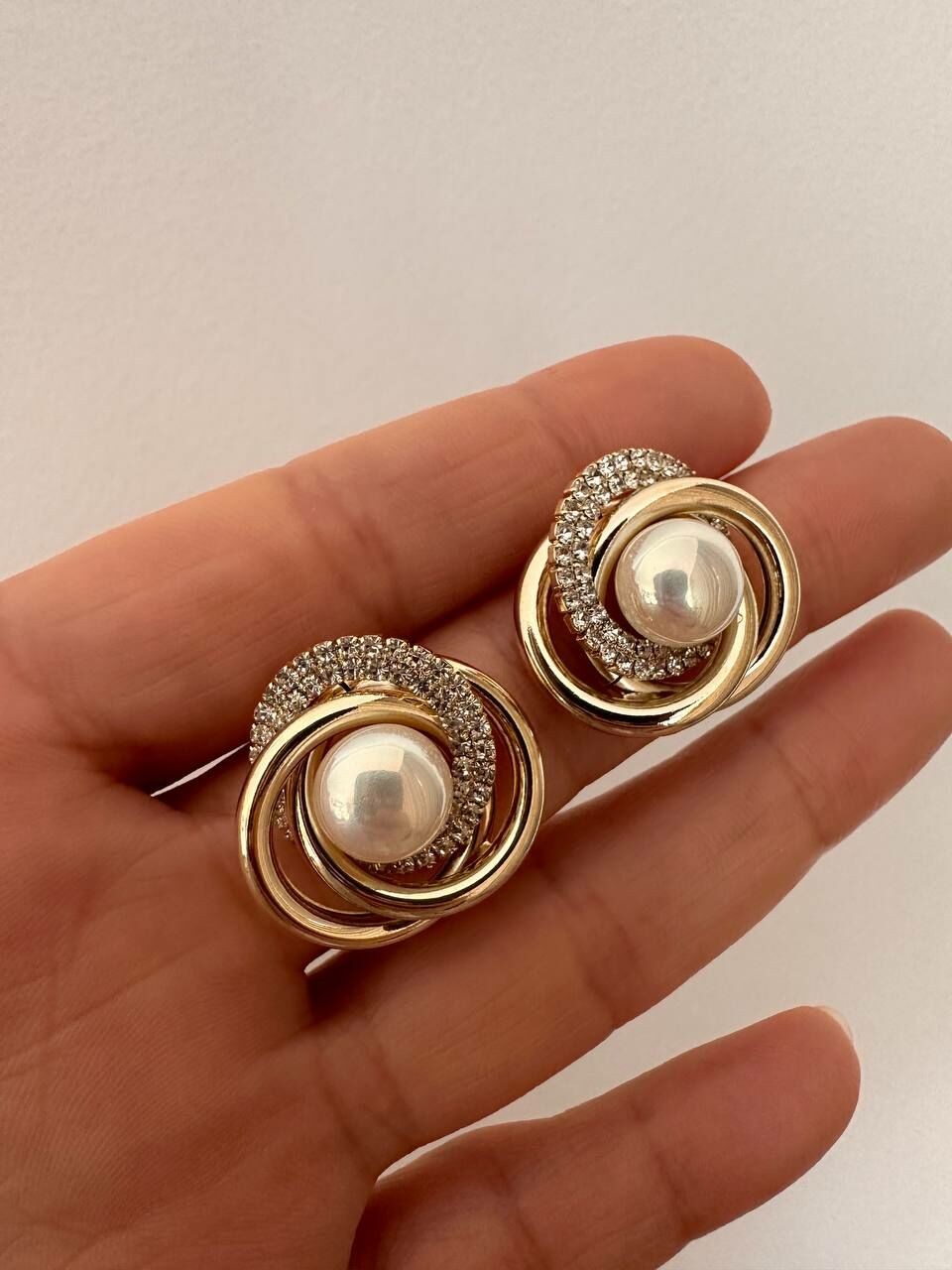 Gold Renk Gümüş Kaplama Zirkon Taş İnci Detaylı Özel Tasarım Küpe En Boy 2,5 cm.