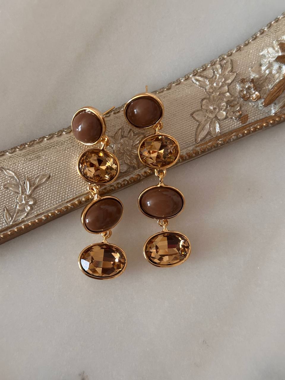Vip Seri Gold Renk Rodyum Kaplama Kahverengi Taşlı Tasarım Küpe Uzunluk 5,5 cm.