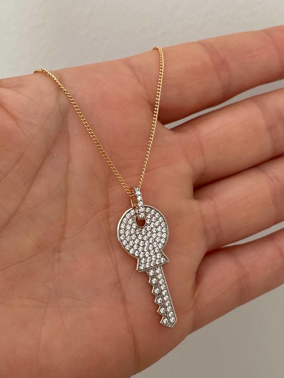Vip Çelik Gold Renk Zirkon Taş Antialerjik Anahtar Figürlü Kolye Uzunluk 43 cm. Uç Uzunluk 3 cm.