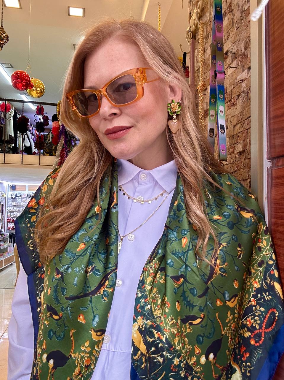 Renkli Desenli İpek Saten Kumaş Kuş Figürlü Fular 90 cm. x 90 cm.