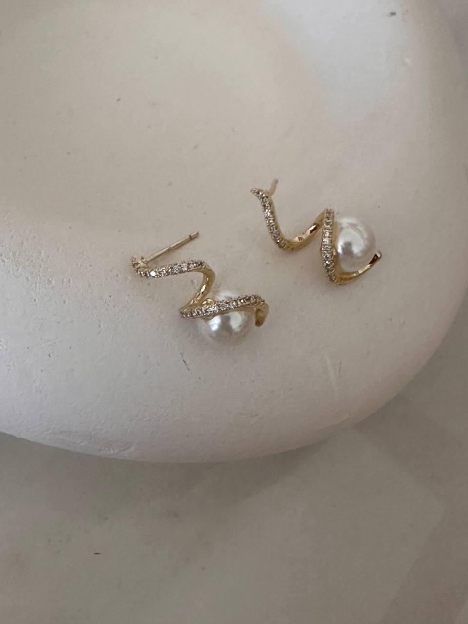 Vip Seri Gold Renk 925 K Gümüş Kaplama Zirkon Taş ve Cam İncili Küpe Uzunluk 2 cm.
