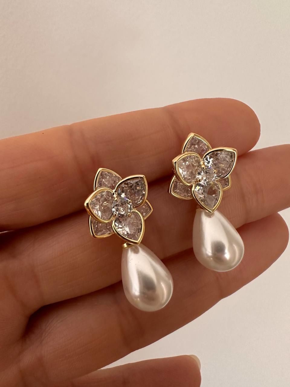 Gold Renk 925 S Gümüş Kaplama Zirkon Taş Çiçek Figürlü Damla İnci Sallantılı Küpe Genişlik 1,5 cm. Uzunluk 3 cm.