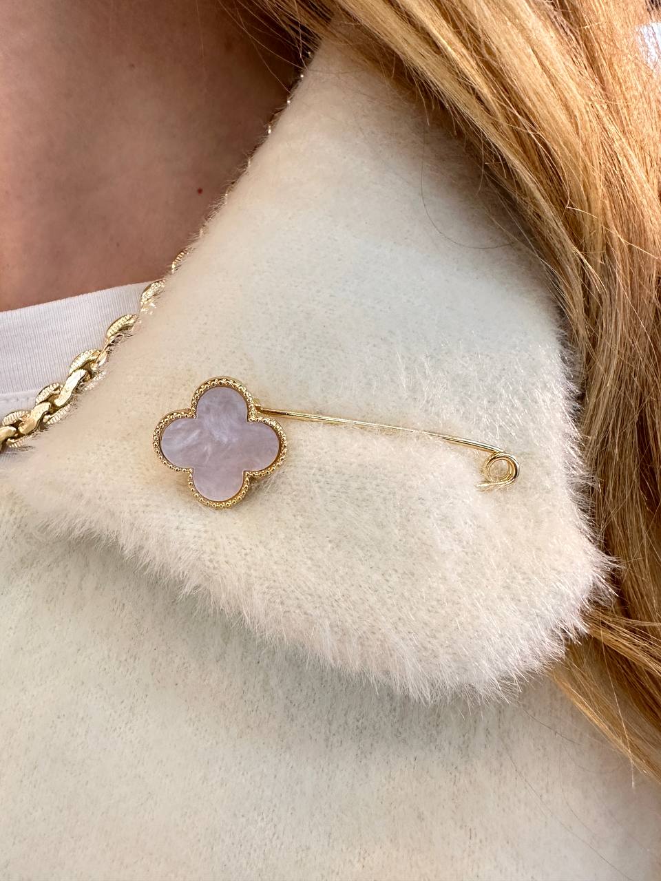 Metal Gold Renk Krem Rengi Yonca Figürlü Broş / Yaka İğnesi Genişlik 6,5 cm.