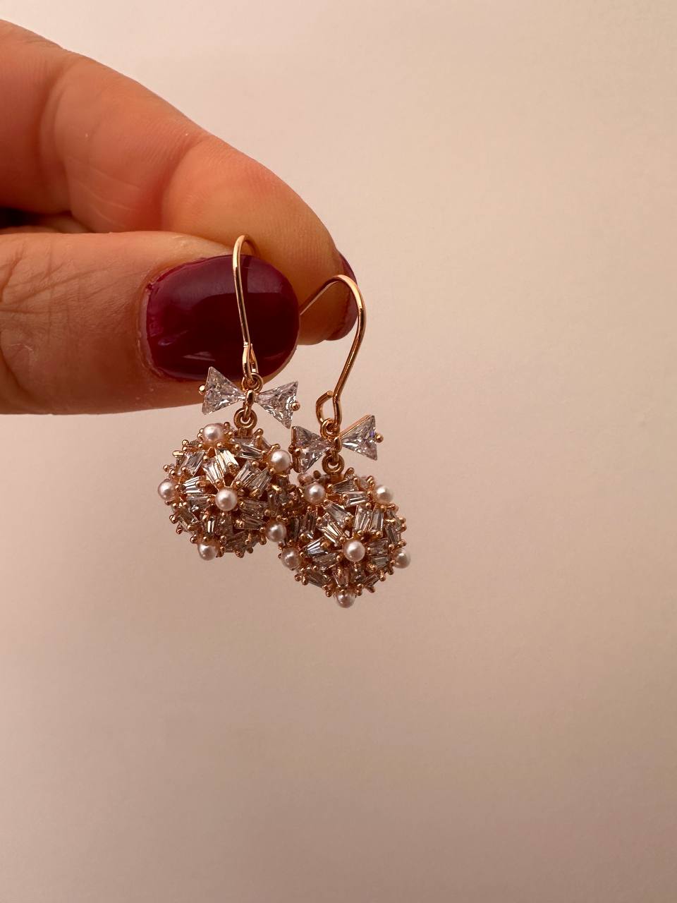 Vip Çelik Gold Renk Zirkon Baget Taşlı İnci Detaylı Özel Tasarım Antialerjik Küpe Uzunluk 3 cm.