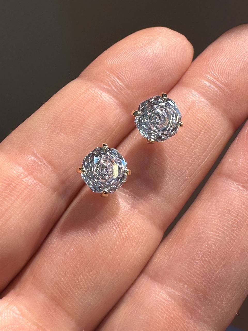 Vip Seri 925 K Gümüş Kaplama Gold Renk Kubik Zirkon Tek Taş Küpe Genişlik 8 mm.