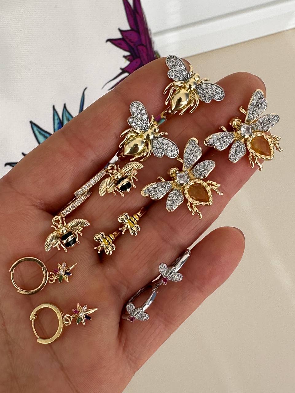 Vip Seri Gümüş Renk Zirkon Kırmızı ve Beyaz Taşlı Arı Figürlü Rodyum Kaplama Halka Küpe Genişlik 1,5 cm.