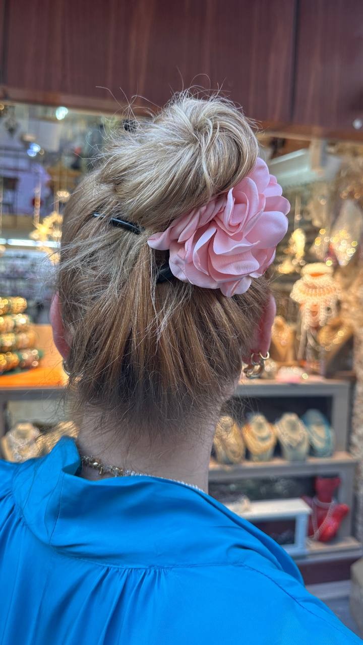 Pembe Gül Figürlü Siyah Taraklı Toka Genişlik 11 cm. Uzunluk 13 cm.