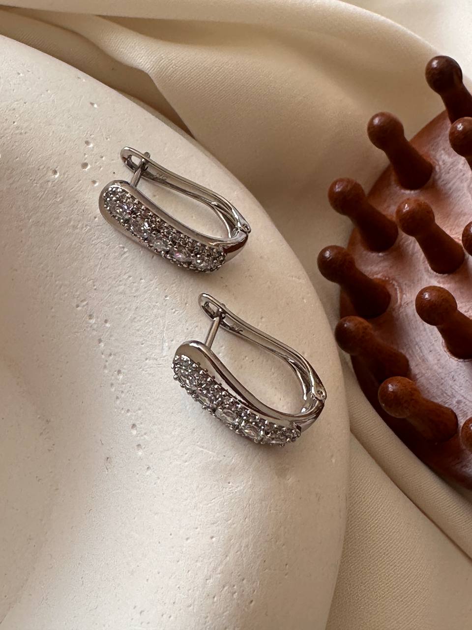 Vip Çelik Gümüş Renk Zirkon Taşlı Tasarım Oval Halka Küpe Genişlik 1 cm. Uzunluk 2 cm.