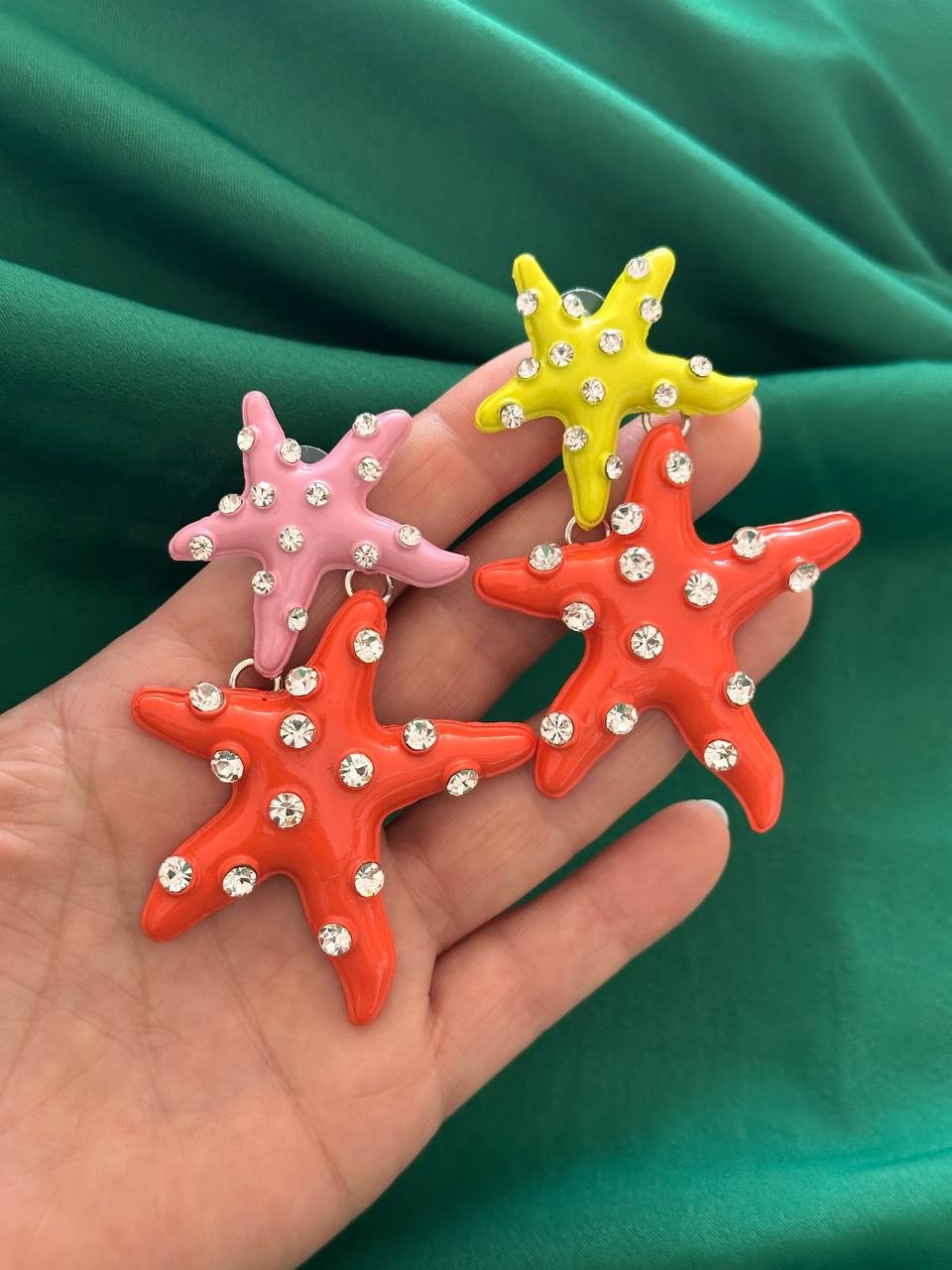 Gümüş Renk Kristal Taşlı Rodyum Kaplama Deniz Yıldızı Tasarım Renkli Küpe Uzunluk 8 cm.
