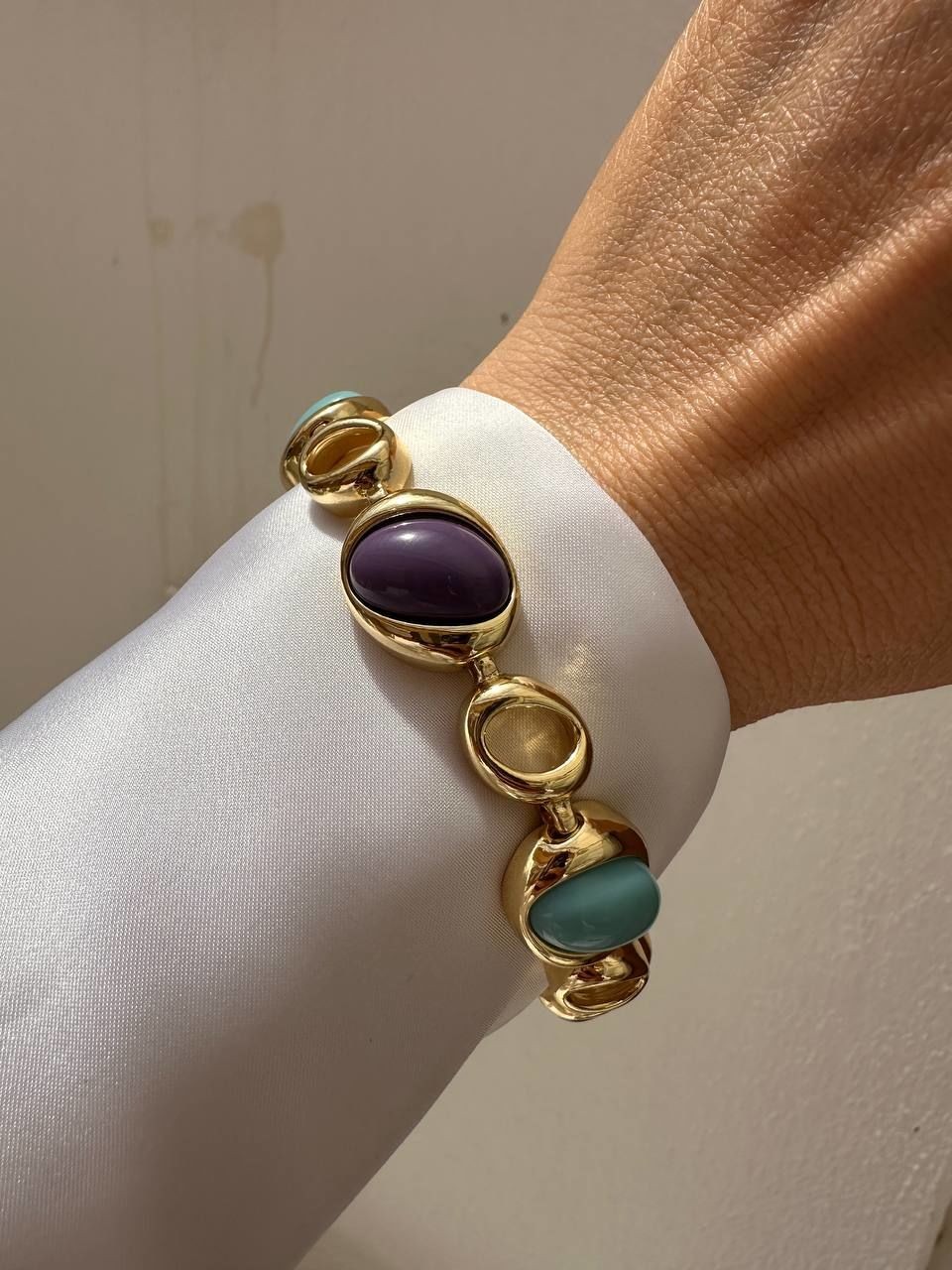 Vip Çelik Gold Renk Premium Seri Mor ve Turkuaz Taşlı Antialerjik Bileklik Uzunluk Min. 17,5 cm. Max. 20,5 cm.